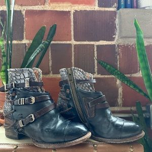 FREEBIRD Crue Booties Navy Multi Size 7